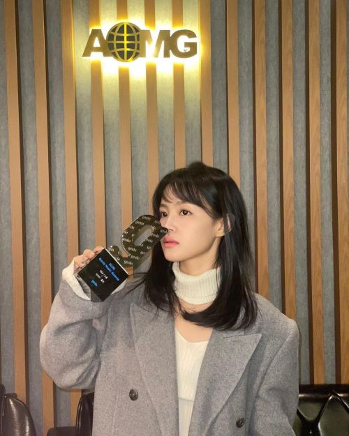 [IG] 210107 leehi_hi: I’m drunk with the scent of this award..my new single Holo which marked the st