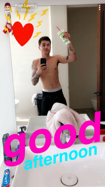 hotmaleyoutubers:Kian LawleySo so sooooo hot