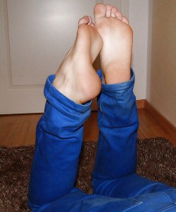 matrix1111: yummy-soles-toes:    Beautiful curvy sole I could spend hours enjoying. 