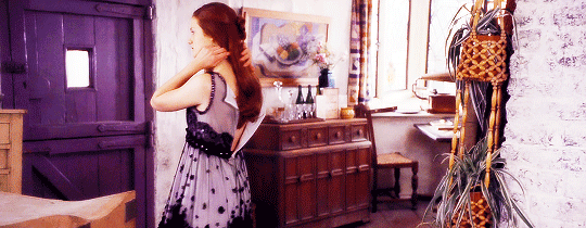 harrypottergif:  zip me up, will you?