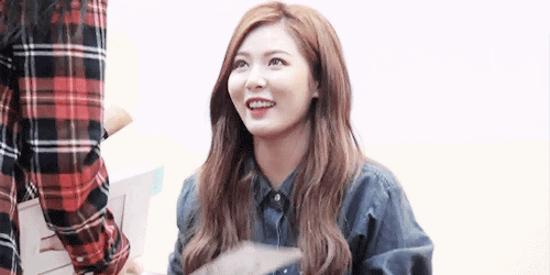 kimhvuna: the way she looks at her fan :)
