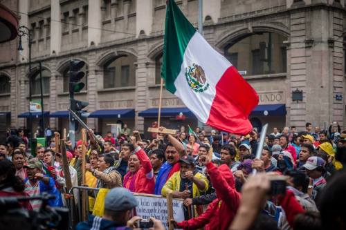 grrlyman:  thepeoplesrecord:  Protesters get repressed by the Enrique Peña Nieto’s government in Mexico City, on Septembrer 13th 2013.  #blood #police brutality 