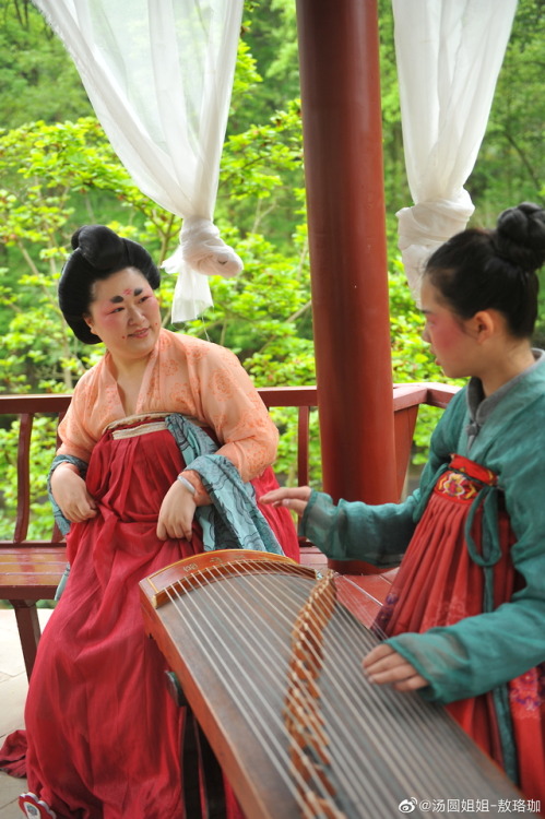 汤圆姐姐-敖珞珈  in Tang-dynasty styled hanfu