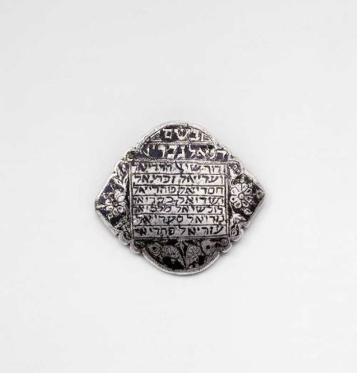 papirene-royzn: Amulet adorned with angels’ names, fish and flowersPersia19th centurySilver, engrave