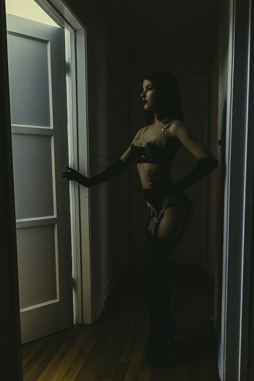 whatkatiedidlingerie:  ericigonzalez:  discovery.  What a gorgeous shot! Looking seductive in our Ma