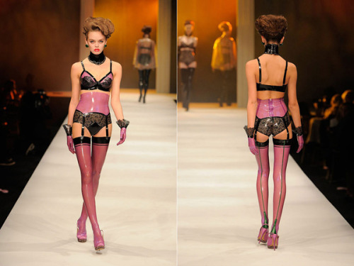 fear-and-loathing-in-latex:  Gorgeous latex lingerie from Atsuko Kudo.