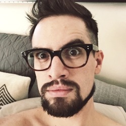 tylerjohohoseph:  “brendonurie It’s amazing how real a fake beard can look. #notafakebeard #technicallyanextendedgoatee #ilooklikemydad” (x) 