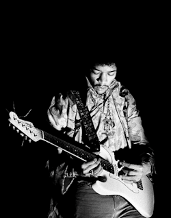 the-eternal-moonshine:  Jimi Hendrix, London, 1967, by Chris Walter x the-eternal-moonshine (more gifs here) 