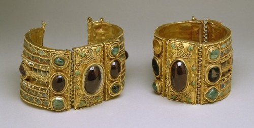 historyarchaeologyartefacts:Jeweled gold bracelets from the Hellenistic black sea colony of Olbia an