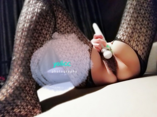 yolicc7: Yolicc第一弹: 穿上性感黑色情趣的老婆在床上故作高傲的挑逗我，拍照的时候真的是直流口水啊。高挑的身材，配上性感黑色网衣格外养眼。拍了一会儿撅起肥臀示意我“痒&rdq