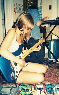 songssmiths:  Kim Gordon (Sonic Youth) -  bedroom rehearsal  Sonic Youth, twenty years ago&hellip; che nostalgia&hellip; Laharenthu