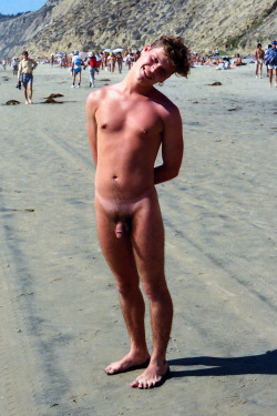 nudelifestyle:  nudist optional beach boy