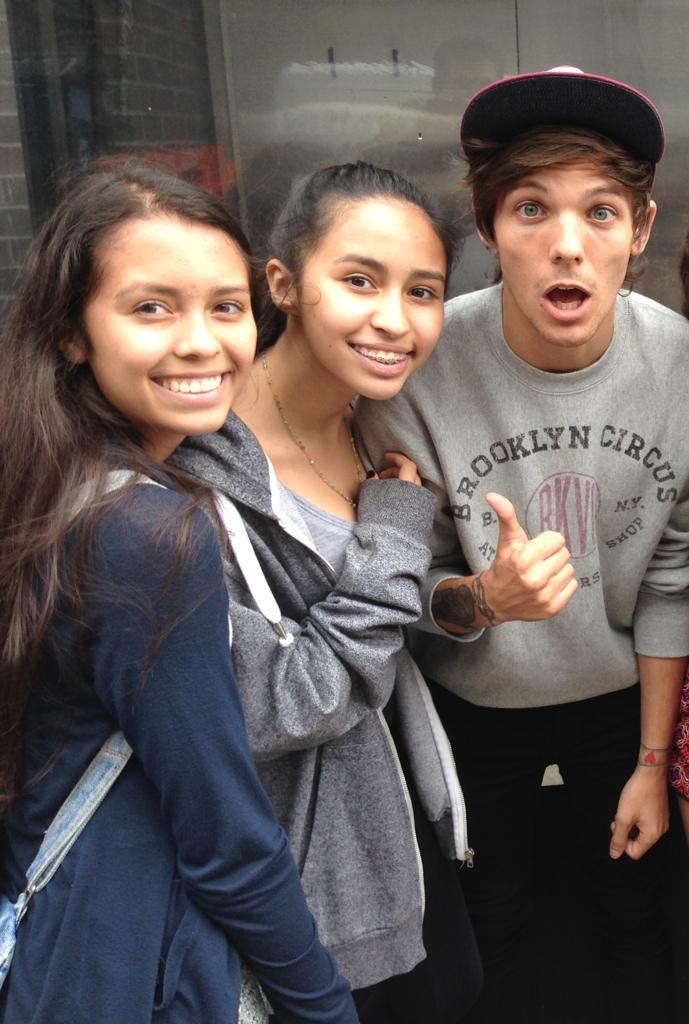 direct-news:  @andreaazzz: I met Louis Tomlinson in nyc earlier ☺️ 