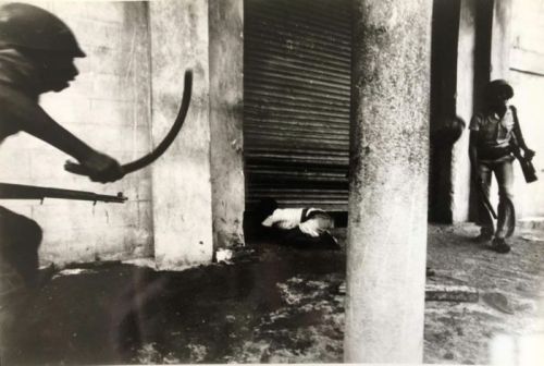 Maggie Steber (1949) - When hunger overcomes fear, World Press Photo 1987 Nudes &amp; Noises  