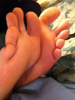 kissabletoes:  Bare foot girls are the prettiest