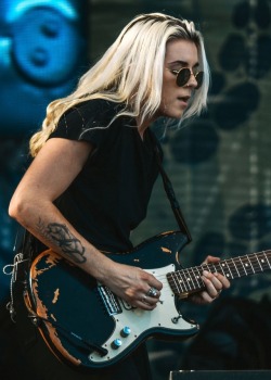 luna8lake:  lynn gunn can rip my arm off