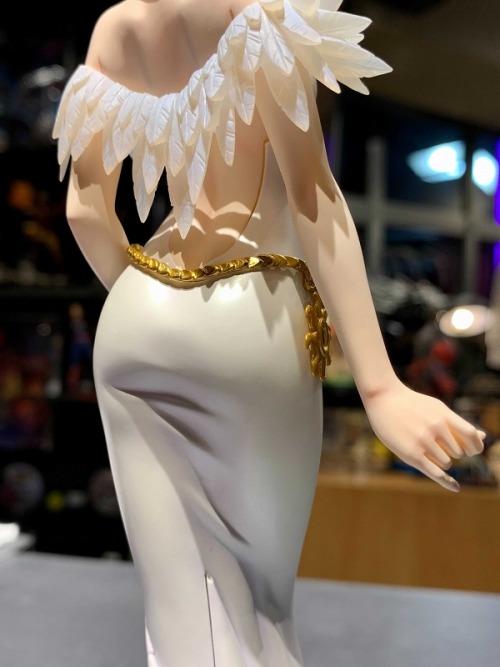 Celestia close-ups, including the back of her dress! So pretty…Source