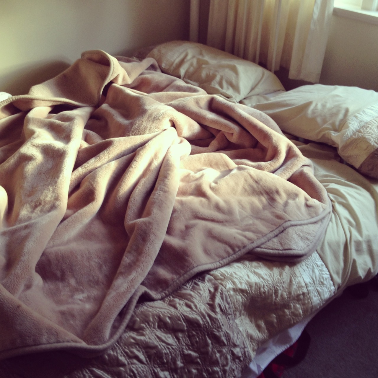 Под одеяльце. Скомканное одеяло на кровати. Одеяло Эстетика. Смятая постель. Смятое одеяло на кровати.