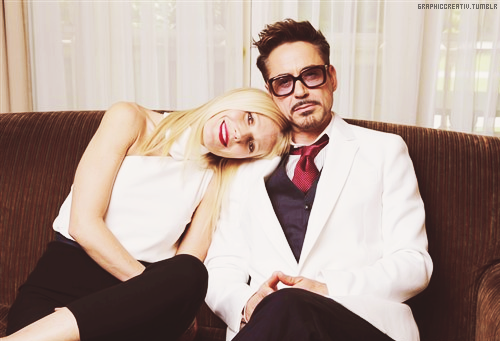 graphiccreativ:  Gwyneth & Robert pose for a portrait at the Four Seasons Hotel in LA [22.04] 