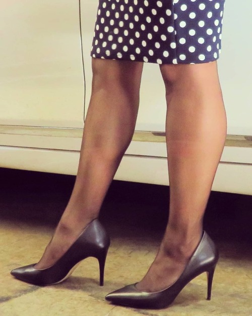 @modaxpressonline pencil skirt, @haneshosiery “Silk Reflections” stay up stockings, @ald