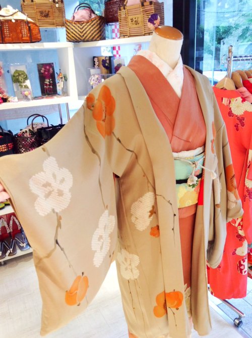 A refined and soft fall color scheme for this Tokyo135° outfit. I love how the haori ume blossom