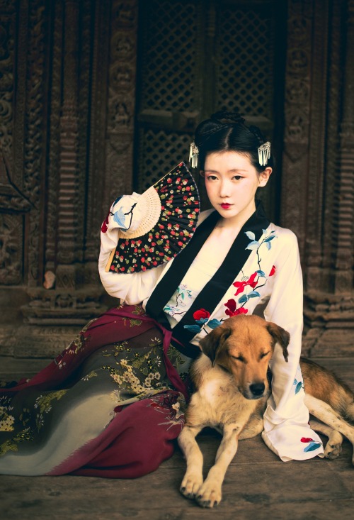 ziseviolet: 弥秋君 wearing traditional Chinese Hanfu in Nepal. Waist-high, parallel-collar Ruqun/襦裙 fro