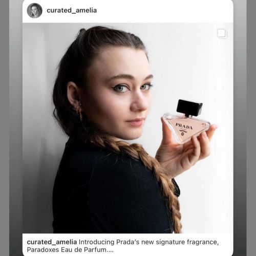 Amelia asked me to photograph her with the @prada #Pradaparadoxe perfume. Thank goodness for window light and a good person to photograph. @curated_amelia @this.is.amelia #perfume 💗🖤💗
https://www.instagram.com/p/Cm95u_hpCSU/?igshid=NGJjMDIxMWI=