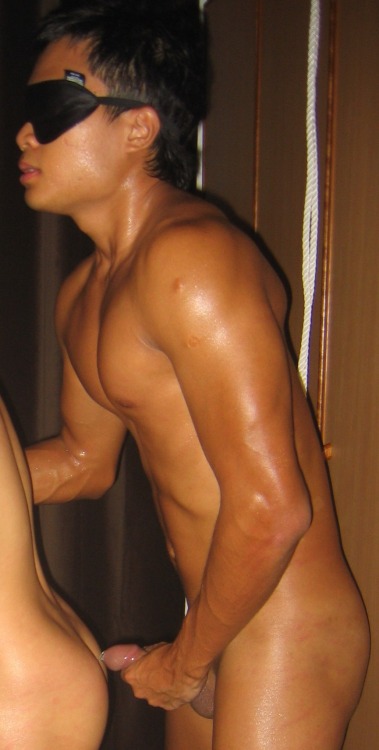 bryankhoo: starryrecon: sgboytoys97:sghard:gwmuscle:A good slave gets rewarded. Gets to fuck a lower