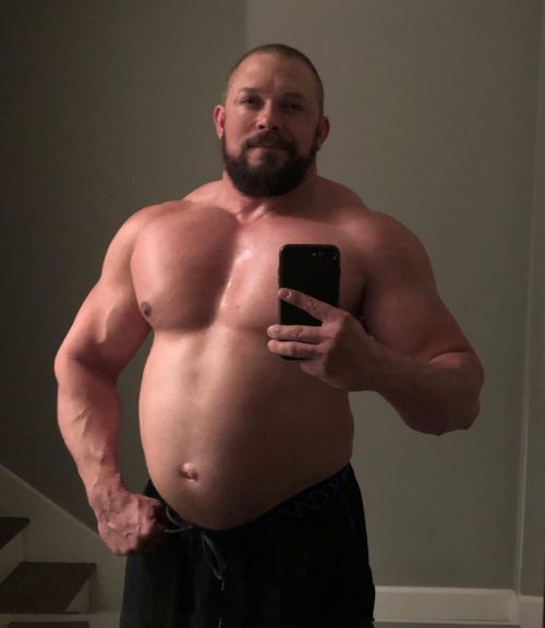 bigbellyboiz: prestonbrok: If a chest day occurs without a shirtless pic afterward, can it really be