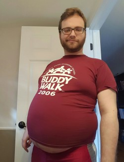 britalex88:  keepembloated:  theycallmehuggybear: When gym day and laundry day fall on the same day and you’re forced to wear a shirt from 10 years ago to the gym  Love a shirt that highlights the size and shape of that belly.  Best guy ever! Look how
