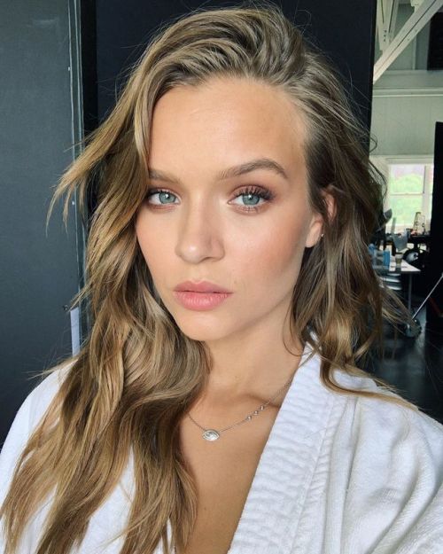 josephineskriver: Back on set with my @victoriassecret fam.