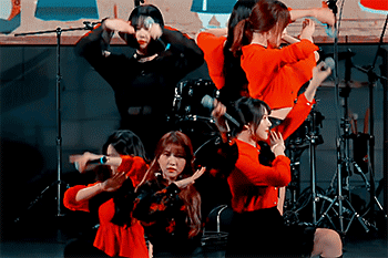 dailygfriend:  GFRIEND performing ‘Time for the moon night’