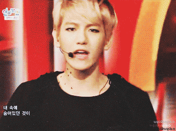 jingyeolbaeks:  Baekhyun and his sparkles *:･ﾟ ✧ 