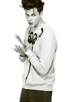 sillybitchhours:  i am officially starting the conspiracy that bill skarsgård did