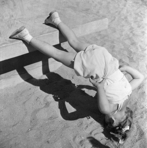 varietas:Eva Besnyö: Little girl standing on her head, 1940