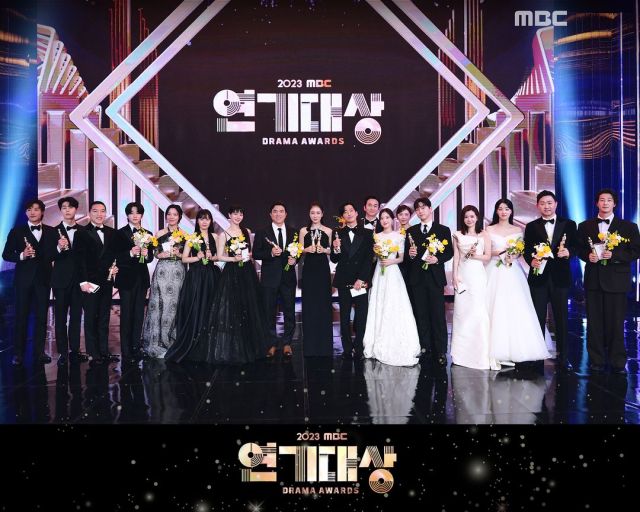 📷 MBC Drama: Gyuyoung winning Excellence in Acting Award for her role as Han Haena ❤️ + Winners' Group Photo🏆 
MBC Drama Awards,...