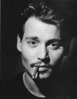 um-vampiro-rockeiro:  Johnny Depp photographed