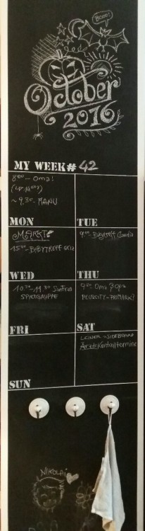 Project HOMEMAKING is coming along nicely. I made a chalkboard calendar in our open kitchen and it w