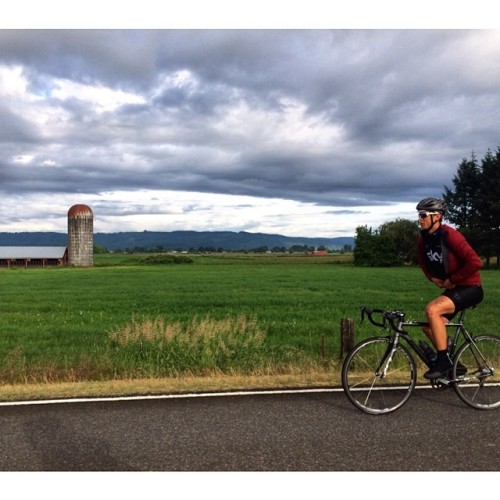 deepsection:  pushpulll:  Morning spent being chased by the rain, perfecting that no look zip. Photo
