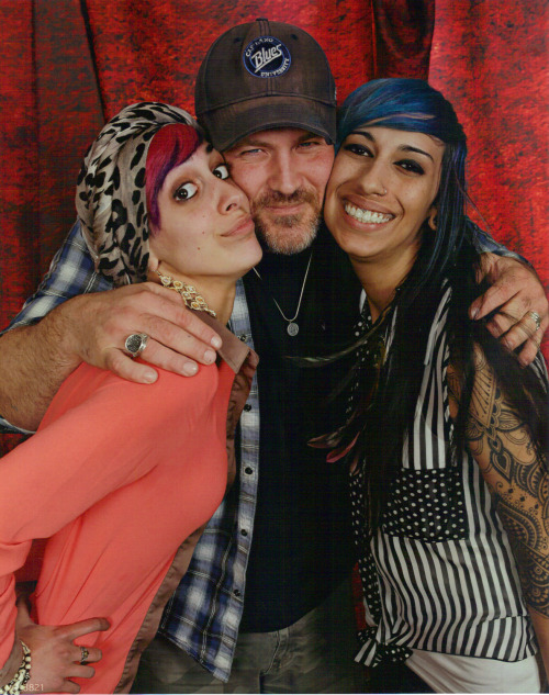 Maxx and my photo op with Ty Olsson!  Gettin’ a good feel o’ that scruff ;)