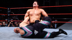 fishbulbsuplex:  Dan Severn vs. D’Lo Brown