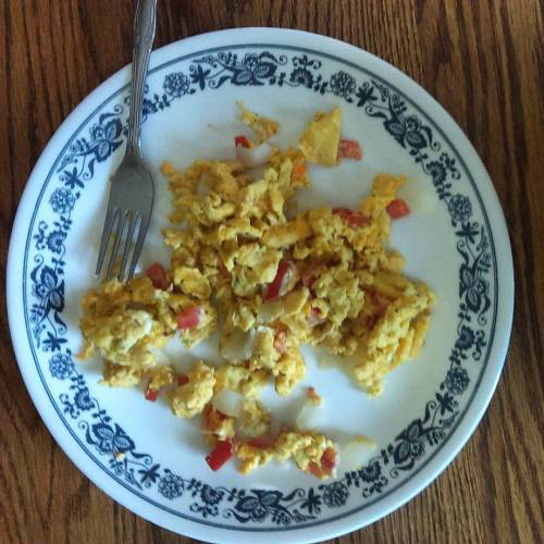 Cheesy margherita scramble by me #foodporn #danks #breakfast #wifeme