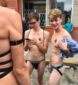 wiedermalaufachsesblog:  patrickoutblue: Folsom street San Francisco 2018   Woowoow was für süße Jungs! Solche gepflegten zarten Jungs mag ich besonders, dass ist so mein Geschmack 