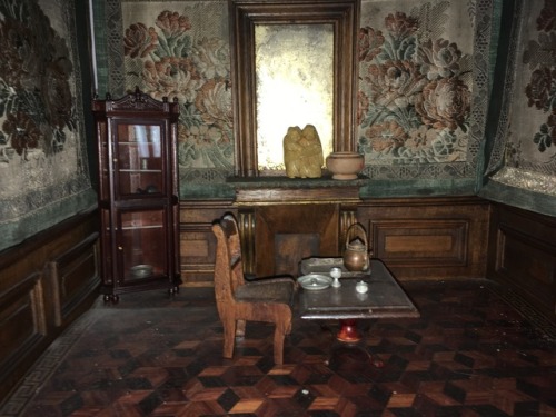 spectrometrie:the doll house at my grandmother is incredible, it won the Paris Universal Exhibition 