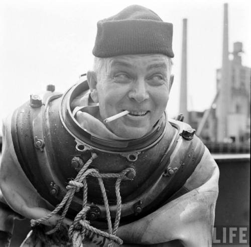 Preparing for a dive(Gordon Parks. 1950)