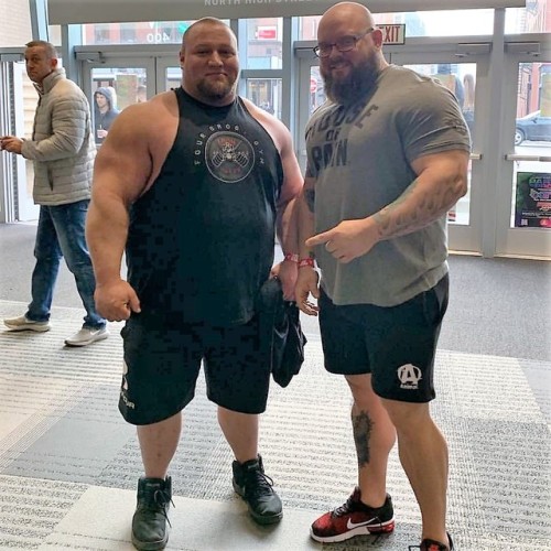 A pair of big beefy bears. Man I love those arms on the one on the left. Such beautiful meatheads.