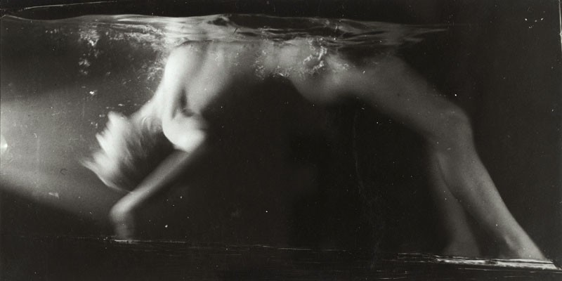 thingsiwonderare:Rogi André “Jacqueline Lamba dans un aquarium” 1934
