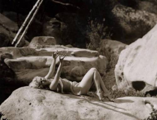 dananod: insearchofpaganhollywood: Edwin Bower Hesser - Jean Harlow in Griffith Park, c. 1929 (via T