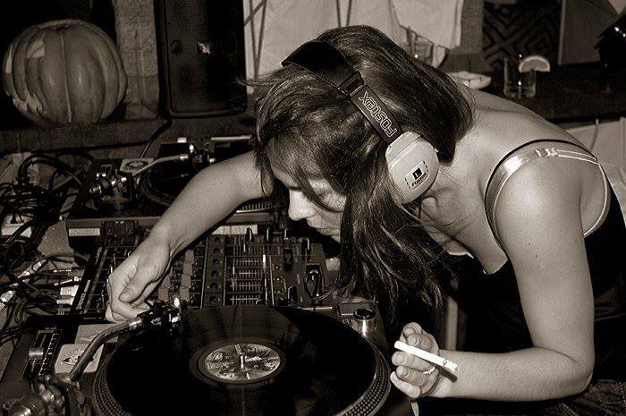 chickswithrecords:  smoking beat.