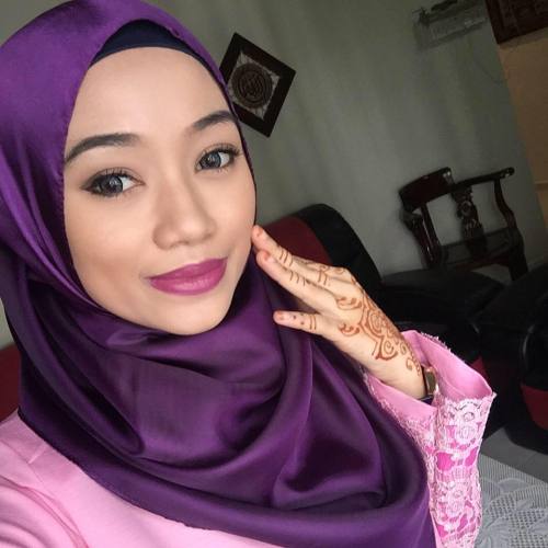 mat62: There is just something about girls wearing hijab that makes me go crazy. lucky i have a hija